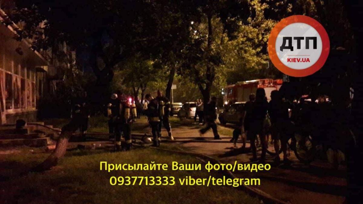 На місце події прибули кілька машин ДСНС, швидких та екіпажів поліції / фото facebook.com/dtp.kiev.ua На місце події прибули кілька машин ДСНС, швидких та екіпажів поліції / фото facebook.com/dtp.kiev.ua