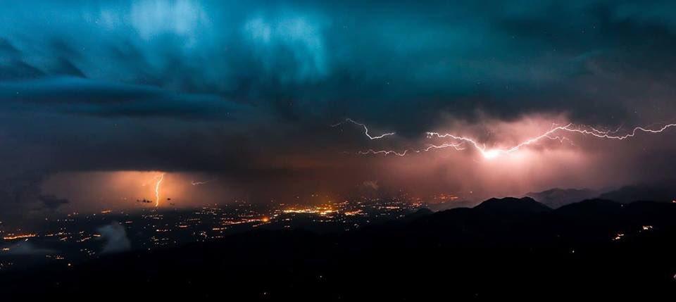 У Франції вдарило 100 тисяч блискавок / twitter.com/meteo_pyrenees, axelplagnard У Франції вдарило 100 тисяч блискавок / twitter.com/meteo_pyrenees, axelplagnard