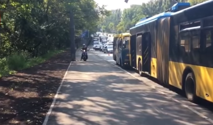 У Києві зіткнулися маршрутка і тролейбус, постраждало четверо осіб / скріншот