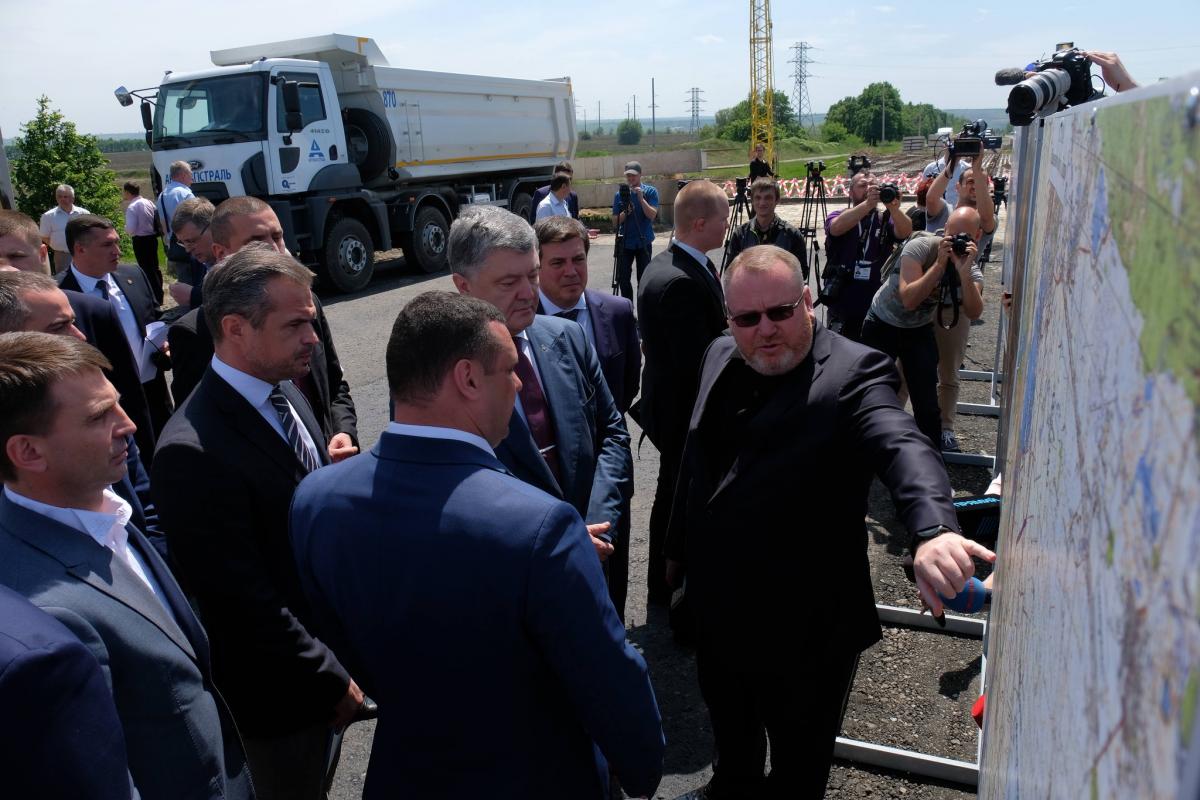 Петр Порошенко и Валентин Резниченко на трассе Н-08 Петр Порошенко и Валентин Резниченко на трассе Н-08