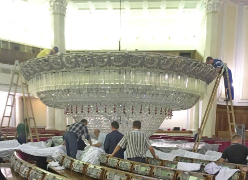 У Верховній Раді чистять люстру / фото Інформаційного управління Апарату Парламенту