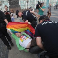 В Петербурге на акции ЛГБТ-сообщества задержали десятки людей (фото)