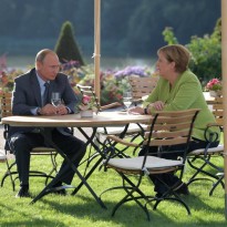 Tough talks, no agreements at Merkel, Putin meeting near Berlin – media