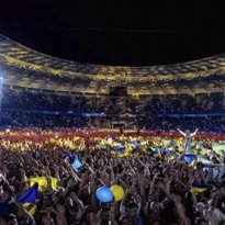 Вакарчук и 100-тысячный Олимпийский спели гимн Украины (видео)