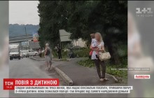 Во Львовской области задержали проститутку, которая брала с собой "на работу" двухлетнюю дочь (видео)