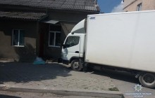 На Тернопільщині вантажівка виїхала на тротуар, загинула 8-річна дівчинка (фото)