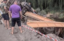 Під Хмельницьким вантажівка злетіла з мосту, є постраждалі (фото)