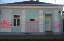 У Румунії антисеміти розмалювали будинок відомого екс-в'язня нацистів: на графіті згадали Путіна і Трампа (фото)