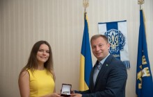 На Тернопільщині випускниця, яка здала ЗНО на 200 балів, отримала іменний годинник від голови ОДА