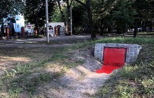 В Харькове вандалы облили красной краской памятник воинам УПА (фото)