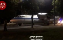 По улицам Киева ночью проехал самолет (видео)