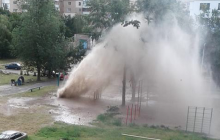 Висотою в 3 поверхи: у мережі з'явилося відео потужного "гейзера" в Києві