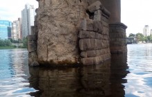 Притомился: на опоре моста Патона в Киеве осыпалась каменная облицовка (фото)