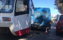 В Харькове трамвай сошел с рельсов и врезался в микроавтобус (фото)