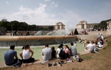 Адская жара в Европе вынудила туристов купаться в фонтанах и остаться без некоторых развлечений (фоторепортаж)