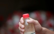 "Купити мінералку та втратити око": пляшка води ледь не зробила чоловіка інвалідом (фото)