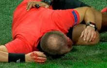 Дикий випадок на матчі Ліги Європи: арбітру розбили голову кинутою пляшкою (відео)