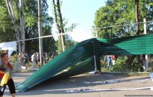У Запоріжжі активісти розігнали "тітушок" та знесли паркан, де заради ТРЦ знищили понад 500 дерев (фото, відео)