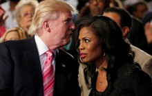 "Со слезами на глазах" умоляла о работе: Трамп назвал свою экс-помощницу "чокнутой"