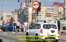 В Киеве "Волга" врезалась в толпу людей (фото, видео)