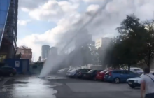 Высотой в три этажа: в центре Киева забил огромный гейзер (видео)