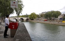 Не надо стесняться: на улицах Парижа появились открытые писсуары, местные негодуют (фото)