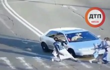 Подвійна п'яна ДТП: у Києві авто збило людей на пішохідному переході, а потім паралізувало рух трамваїв (фото, відео)
