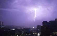 Потужна злива з апокаліптичною грозою накрила Київ посеред ночі, повністю затопивши вулиці (відео)