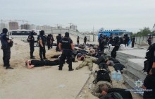 Поліція затримала близько 40 озброєних молодиків на столичних Осокорках (фото)