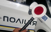 Активисты подарили полицейским жезлы для остановки перегруженных фур под Одессой