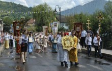 На Закарпатті сотні вірян УПЦ пройшли хресною ходою з молитвою про мир в Україні
