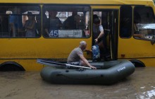 В затопленном Львове мужчина на лодке спасал людей из водяной ловушки (видео, фоторепортаж)