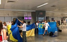 В Украину прибыли национальные флаги с подписями украинцев с разных континентов (фото)