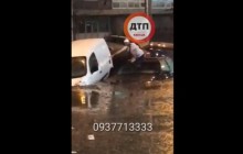В Киеве снова потоп: после очередного сильного ливня затопило улицы