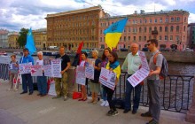 Украинские флаги покрасовались в Москве и Питере (фото)