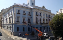 В Черновцах депутат горсовета проник в кабинет мэра с помощью автовышки (видео)