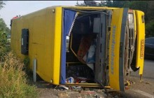 Під Дніпром вантажівка влетіла в автобус, постраждали 16 людей (фото, відео)