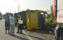 Під Дніпром водій вантажівки заснув за кермом і врізався в автобус: кількість постраждалих зросла до 18