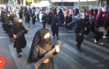 С муляжами винтовок в руках: на день независимости в Индонезии детей нарядили джихадистами (видео)
