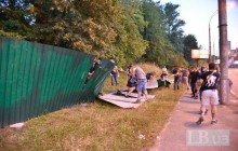 В Киеве активисты снесли забор вокруг парка, где застройщик вырубил десятки деревьев
