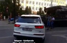 В Києві біла Audi прилаштувалась до колони військової техніки, залученої до репетиції параду (відео)