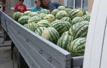 У Запоріжжі священик УПЦ привіз кавуни вихованцям центру соціально-психологічної реабілітації