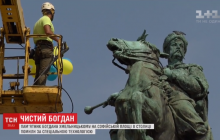 Банный день: на Софийской площади помыли памятник Богдану Хмельницкому (видео)