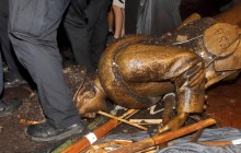 В США протестующие повалили памятник, установленный около 100 лет назад в благодарность конфедератам за "спасение белой расы"