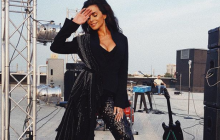 "Соковита": Настя Каменських показала груди в наряді з відвертим декольте