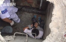 Китаец-геймер провалился в люк и сломал коленную чашечку, но продолжил играть на смартфоне