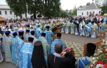 В Толгском монастыре тысячи верующих молились перед древним чудотворным образом