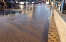 В Киеве у метро "Дружбы народов" прорвало трубу с горячей водой - кипяток стекает в подземные переходы