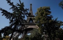 У Парижі відкривається Ейфелева вежа