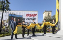 В Днепре на высоту более 70 метров подняли украинский флаг-рекордсмен (фото, видео)